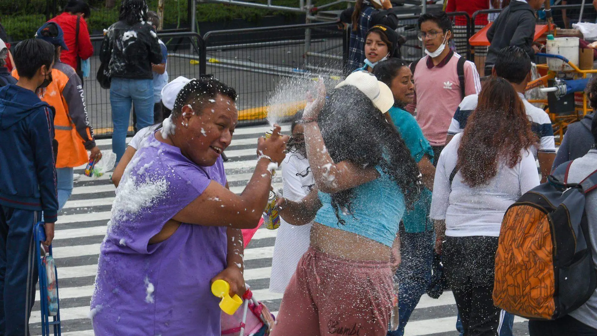 Guerra de espuma en Toluca